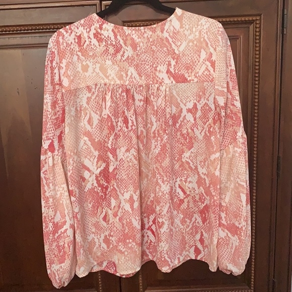 Cute lightly worn Bethany Blouse by Cabi - Picture 5 of 8